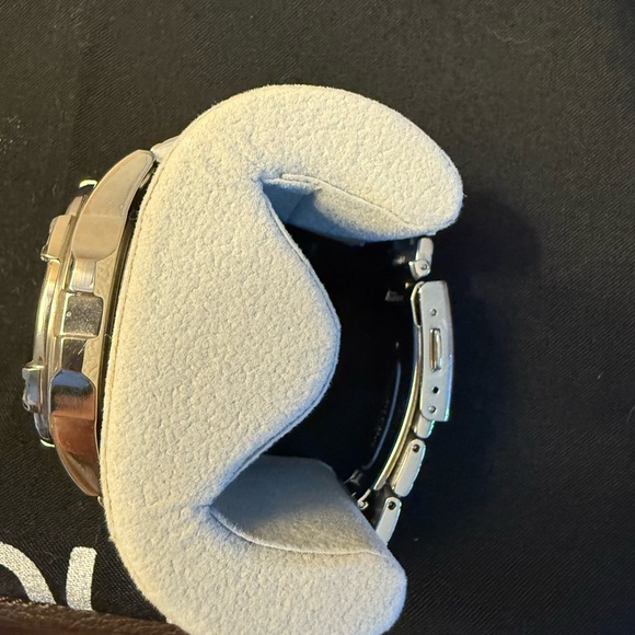 Seiko Solar Chronograph with Blue Dial and Silver Band - Picture 9 of 9